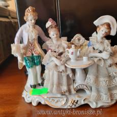 Okazja-Wyprzedaz ! Grupa z porcelany "Dwie damy i kawaler ze stolikiem" - H: 12,5cm, L: 14,5cm  poz. 1775