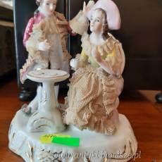 Figurka z porcelany -"Para przy stoliku" - H: 14,5cm - poz. 1070