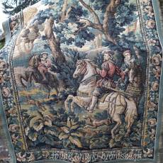 Gobelin wspolczesny (XXw.), tkany mechanicznie, ze scena z polowania (gruby podklad, puszysty), na drewnianym drzewcu - rozm. 192 x 123 cm - poz. 6826