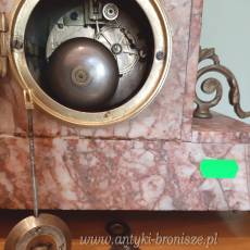 Zegar "Zdobywca" - bardzo ladny porcelanowy cyferblat, rozowy marmur, braz zlocony, bijacy, z figurka z brazu artystycznego: mechanizm numerowany 25515   3/5 : H: 63cm L29cm - poz. 1018