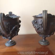 Para waz /donic z brazu, z metalowymi wkladami, z motywem Centaurow na obrzezu. Praca francuska XiXw.- poz. 2385
