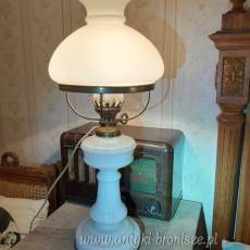 Lampa elektryczna  w postaci bialej lampy naftowej, z bialym kloszem i kominkiem - H: 62 cm - poz. 3763