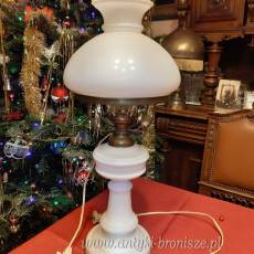 Lampa elektryczna  w postaci bialej lampy naftowej, z bialym kloszem i kominkiem - H: 62 cm - poz. 3763