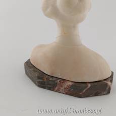 Popiersie kobiety z alabastru na granitowej podstawie wysokość 14 cm