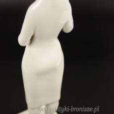 Kobieta z dzbanem posąg biały Török János Zsolnay lata 60te