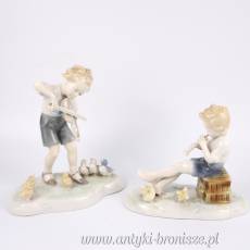 Chłopiec gra na skrzypcach lub inny gra na flecie  Metzler & Ortloff Kunstporzellane Ilmenau Turyngia lata 60te