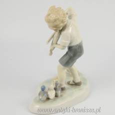 Chłopiec gra na skrzypcach lub inny gra na flecie  Metzler & Ortloff Kunstporzellane Ilmenau Turyngia lata 60te