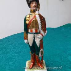 Figura z porcelany "DE BEAUHARNAIS" (ksiaze, adoptowany syn Napoleona, general, wice-krol Wloch) - podpisana na podstawie oraz sygnowana "szpady" Made in GDR ( << NRD) - H:26cm - poz.6891