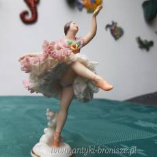 OKAZJA ! Przecena - Figurka z porcelany niemieckiej tancerka na jednej nozce "Cancan" - sygn. Fr.W.Frankenthau H: 13,5 cm -poz. 2116