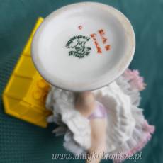 OKAZJA ! Przecena - Figurka z porcelany niemieckiej tancerka na jednej nozce "Cancan" - sygn. Fr.W.Frankenthau H: 13,5 cm -poz. 2116