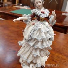 OKAZJA WYPRZEDAZ ! "Kurtyzana" -figurka z porcelany w stylu szkoly dresdenskiej, paluszki kompletne, ubytki na sukni //sygn. Dresden Art, "szpady-korona -1812" - W.Germany - H: 17cm - poz. 1020