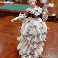 OKAZJA WYPRZEDAZ ! "Kurtyzana" -figurka z porcelany w stylu szkoly dresdenskiej, paluszki kompletne, ubytki na sukni //sygn. Dresden Art, "szpady-korona -1812" - W.Germany - H: 17cm - poz. 1020