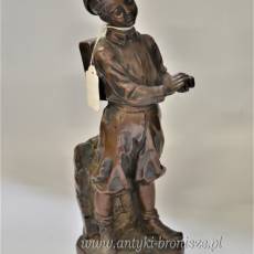Chłopiec z teczką, rzeźba pokryta brązem pocz.XXw