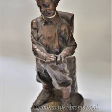 Chłopiec z teczką, rzeźba pokryta brązem pocz.XXw