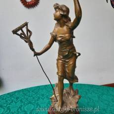 Figura z brazu artystycznego "Zniwa" - zniwiarka z grabiami na drewnianym cokole H: 40cm - poz.4203