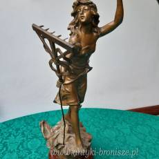 Figura z brazu artystycznego "Zniwa" - zniwiarka z grabiami na drewnianym cokole H: 40cm - poz.4203