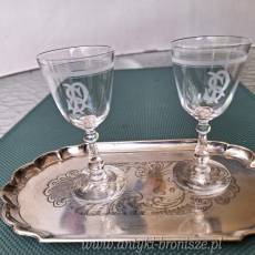 DUO - Kieliszki krysztalowe do likieru/wodki (2 szt.) z trawionym monogramem "SP" na platerowej tacce - poz. 5713