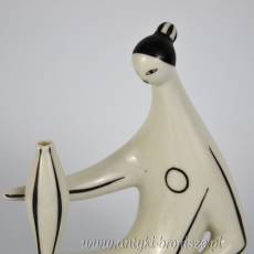 Rzeźba kobieta z wazonem porcelana Zsolnay projekt Török János 1960r biało czarna kolorystyka