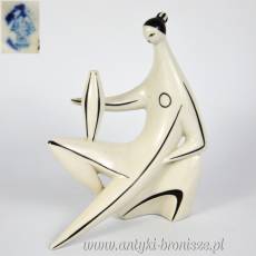 Rzeźba kobieta z wazonem porcelana Zsolnay projekt Török János 1960r biało czarna kolorystyka