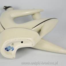 Rzeźba kobieta z wazonem porcelana Zsolnay projekt Török János 1960r biało czarna kolorystyka