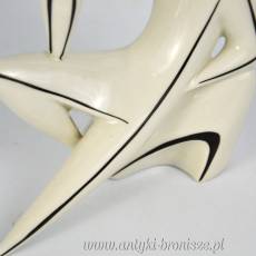 Rzeźba kobieta z wazonem porcelana Zsolnay projekt Török János 1960r biało czarna kolorystyka