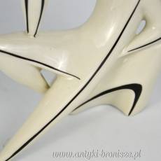 Rzeźba kobieta z wazonem porcelana Zsolnay projekt Török János 1960r biało czarna kolorystyka