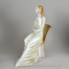 Rzeźba secesyjna kobieta na krześle Zsolnay Węgry lata 50te