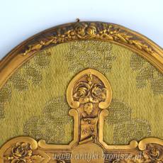 Unikalny krucyfiks, krzyż mosiądz złocony na owalnej deseczce 13/17cm Francja ok. 1920 r