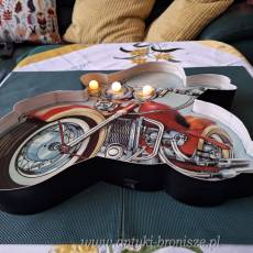 Taca w formie motocykla (Harley Davidson) z blachy, ze swiecacymi reflektorami - poz. 7016