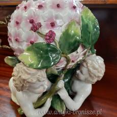 Donica / Bomboniera z porcelany z wewnetrznymi malowidlami, z dwoma amorkami - (Saksonia) - poz.3405