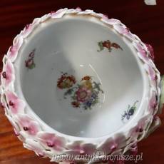 Bomboniera z porcelany z wewnetrznymi malowidlami, z dwoma lezacymi u podnoza amorkami - porcelana niemiecka (Saksonia) - poz.3405