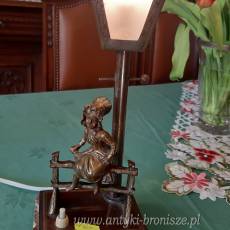Lampka z brazu na marmurowej podstawie: "Kobieta na lawce pod latarnia" - poz.4160