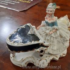 Grupa z porcelany niemieckiej "Pianistka" – Dama przy pianinie - poz 5698