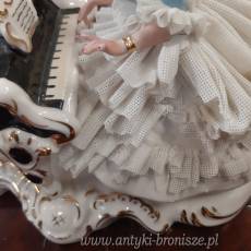 Grupa z porcelany niemieckiej "Pianistka" – Dama przy pianinie - poz 5698