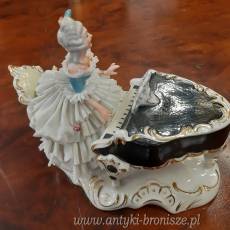 Grupa z porcelany niemieckiej "Pianistka" – Dama przy pianinie - poz 5698