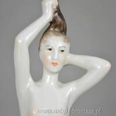 Akt statuetka nagiej kobiety czeszącej włosy Hollohaza Wys24,5cm