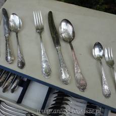 Sztucce-Kuferek (3 szufladki) z zestawem platerowych sztuccow, sygnowanych, w stylu Régence - poz. 4325