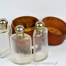 Skórzany futerał podróżny z 3 butelkami na perfumy, wodę kolońską Francja lata 50te