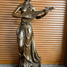KOBIETA GRAJĄCA MANDOLINIE - BRĄZ 128 CM