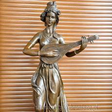 KOBIETA GRAJĄCA MANDOLINIE - BRĄZ 128 CM