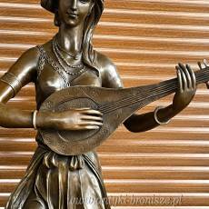 KOBIETA GRAJĄCA MANDOLINIE - BRĄZ 128 CM