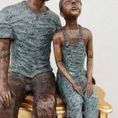 DZIADEK Z BABCIA - duża figura z brązu SIEDZĄCA