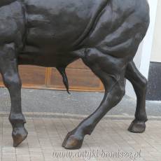 BYK Z GŁOWĄ DO DOŁU duża figura z brązu