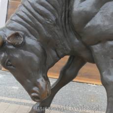 BYK Z GŁOWĄ DO DOŁU duża figura z brązu