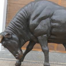 BYK Z GŁOWĄ DO DOŁU duża figura z brązu