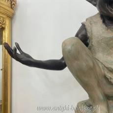 DUŻY SIEDZĄCY ŚMIEJĄCY SIĘ SKRZAT figura z brązu
