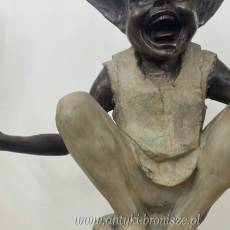 DUŻY SIEDZĄCY ŚMIEJĄCY SIĘ SKRZAT figura z brązu
