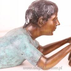 LEŻĄCE DZIECKO czytające książkę figura z BRĄZU