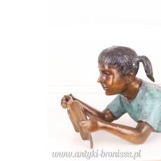 LEŻĄCE DZIECKO czytające książkę figura z BRĄZU