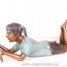 LEŻĄCE DZIECKO czytające książkę figura z BRĄZU
